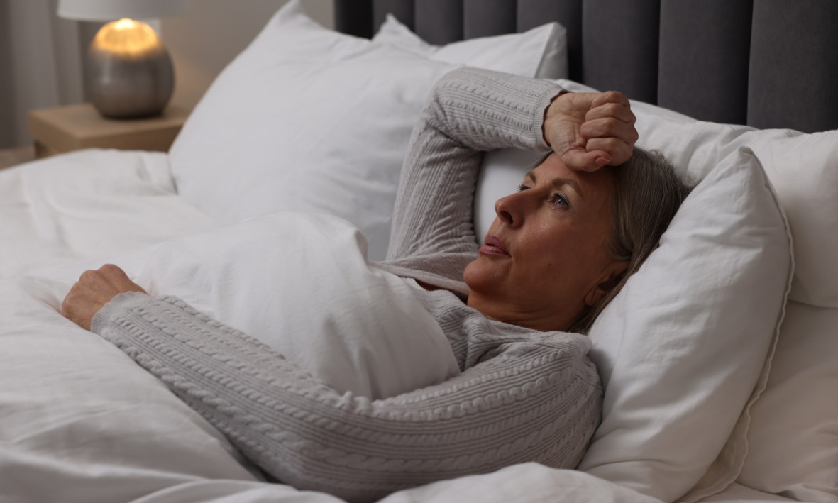 Nachtschweiß verstehen und behandeln: Ursachen, Tipps & Warnsignale