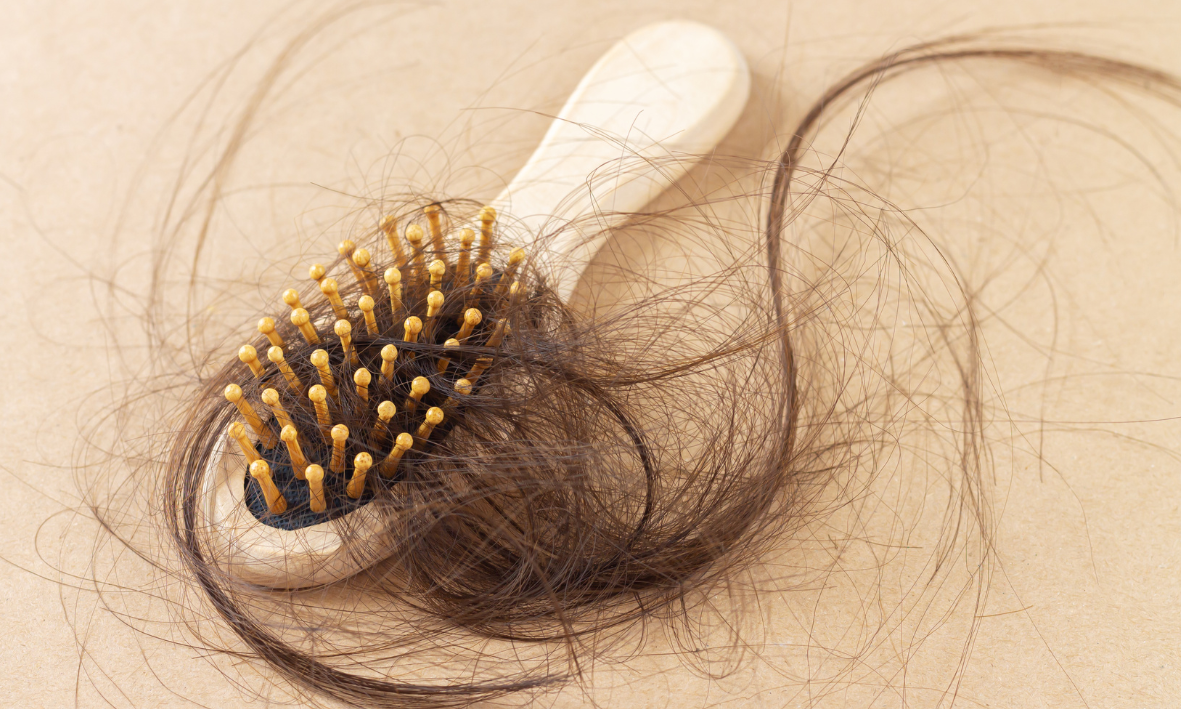 Haarausfall verstehen und angehen: Praktische Tipps für den Alltag